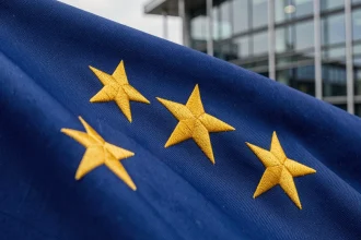 Gros plan sur les étoiles dorées du drapeau européen en tissu bleu, symbole de l'unité européenne